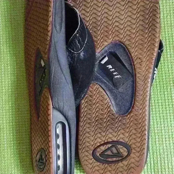 Men's  Reef black, bottle opener  flip flops, size 13 - Picture 9 of 10